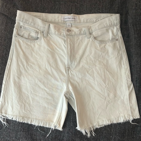 Calvin Klein Men’s Denim Jean Shorts in White - Picture 1 of 7
